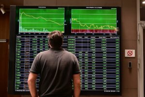 Χρηματιστήριο: Τι οδηγεί τις εισηγμένες στην έξοδο από το ταμπλό