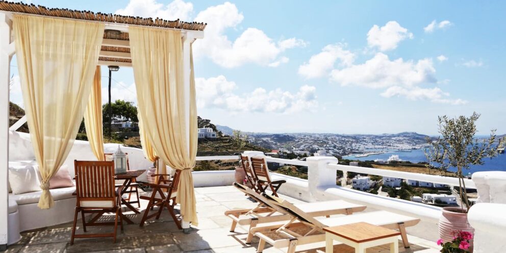 Airbnb: Κατά 55% ακριβότερες οι τιμές στην Ελλάδα το καλοκαίρι, φθηνή η Αλβανία