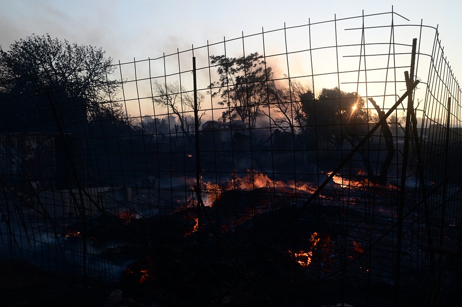 Φωτιά στην Αττική: Πολλές εστίες, αναζωπύρωση στη Νέα Μάκρη