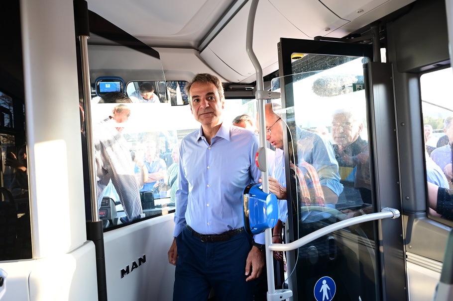 Mητσοτάκης: 950 νέα λεωφορεία στην Αττική το καλοκαίρι του 2025
