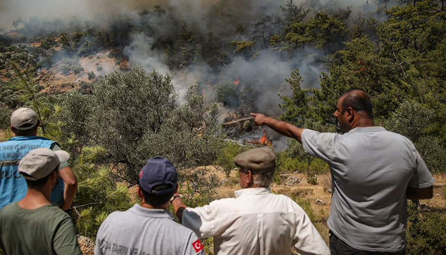 Σε πύρινο κλοιό η Σμύρνη: Ανεξέλεγκτη η φωτιά