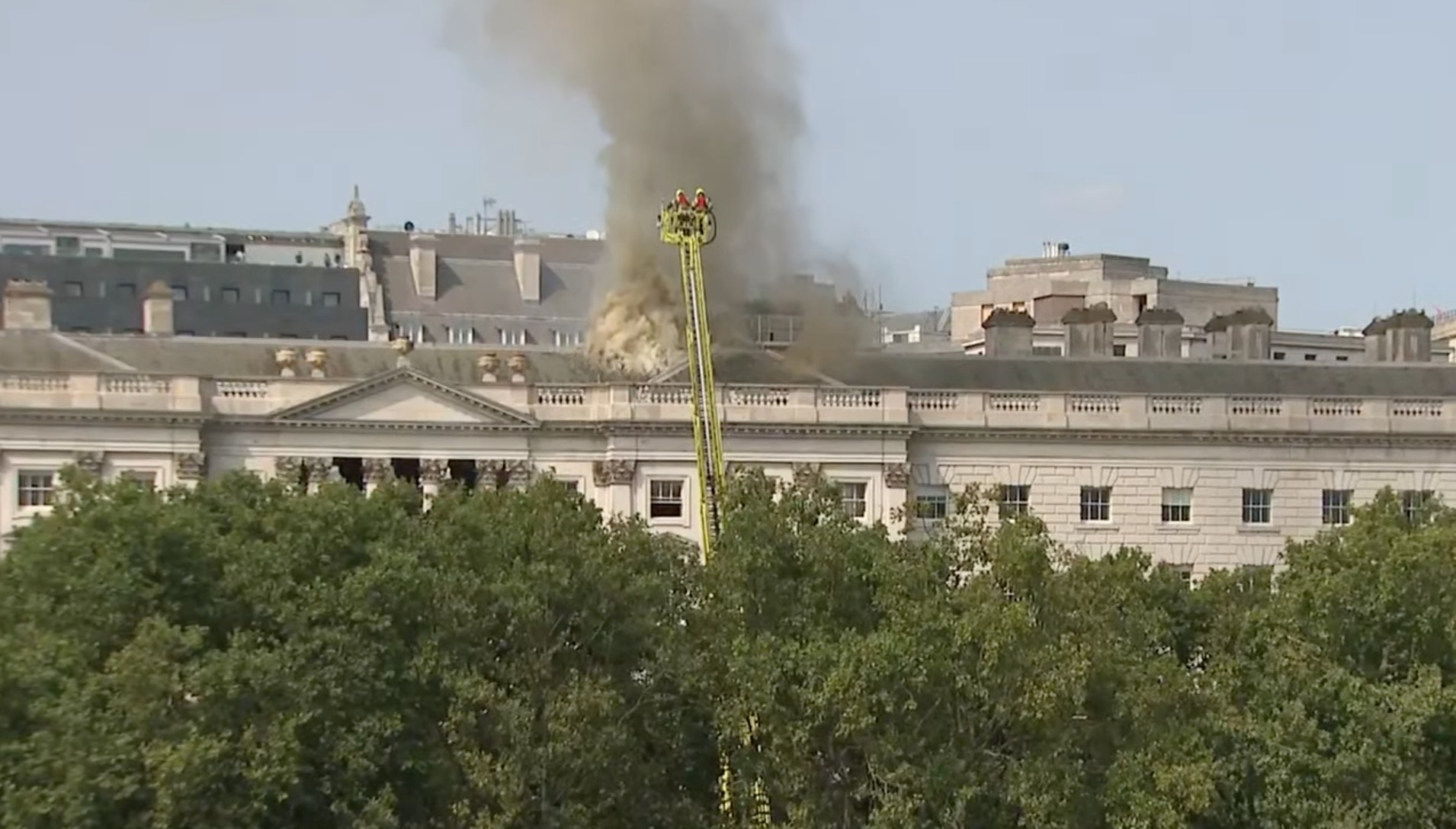 Λονδίνο: Πυρκαγιά στη στέγη του Somerset House