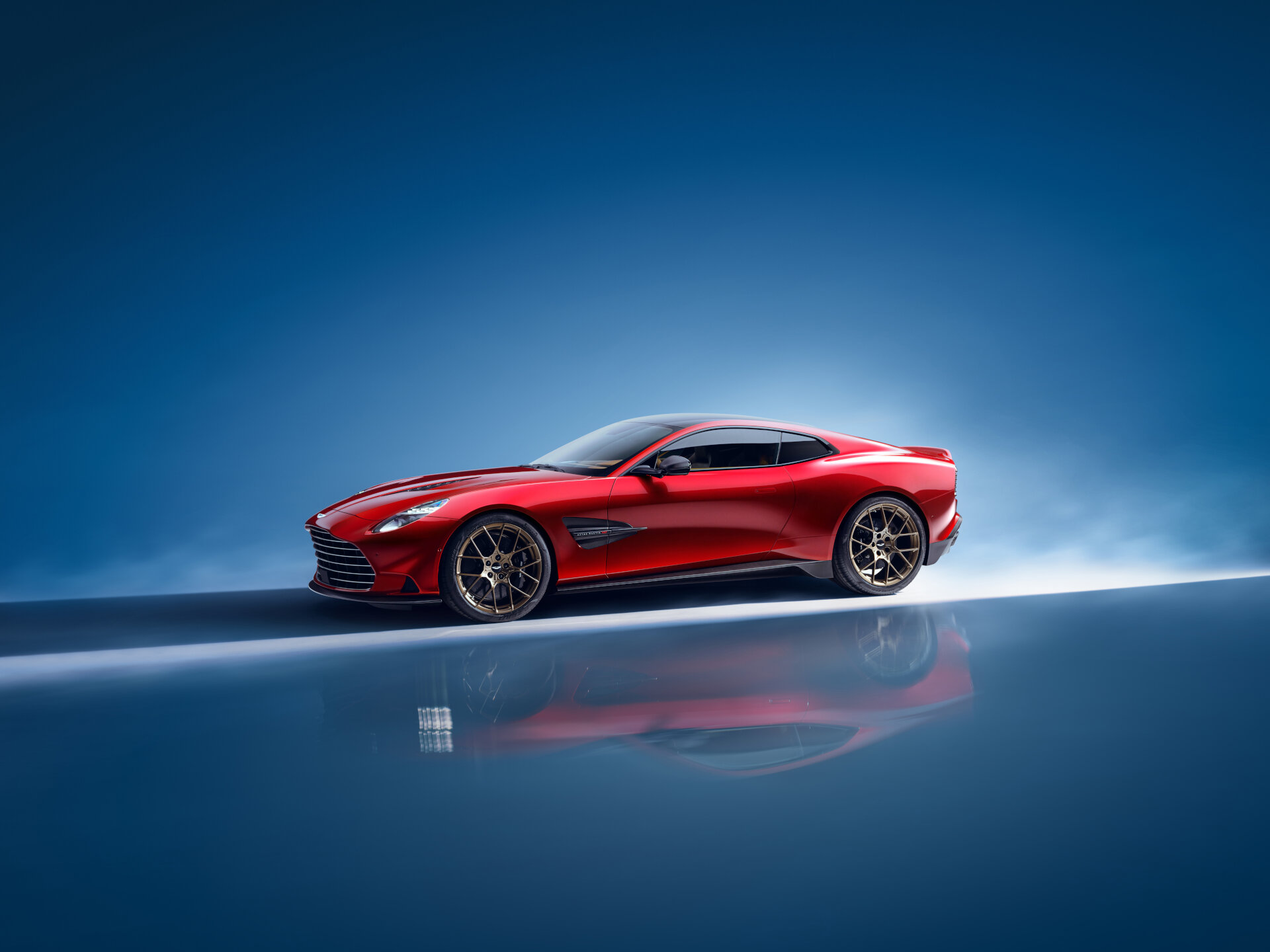 H νέα Aston Martin Vanquish κρατά ζωντανό τον θρυλικό V12