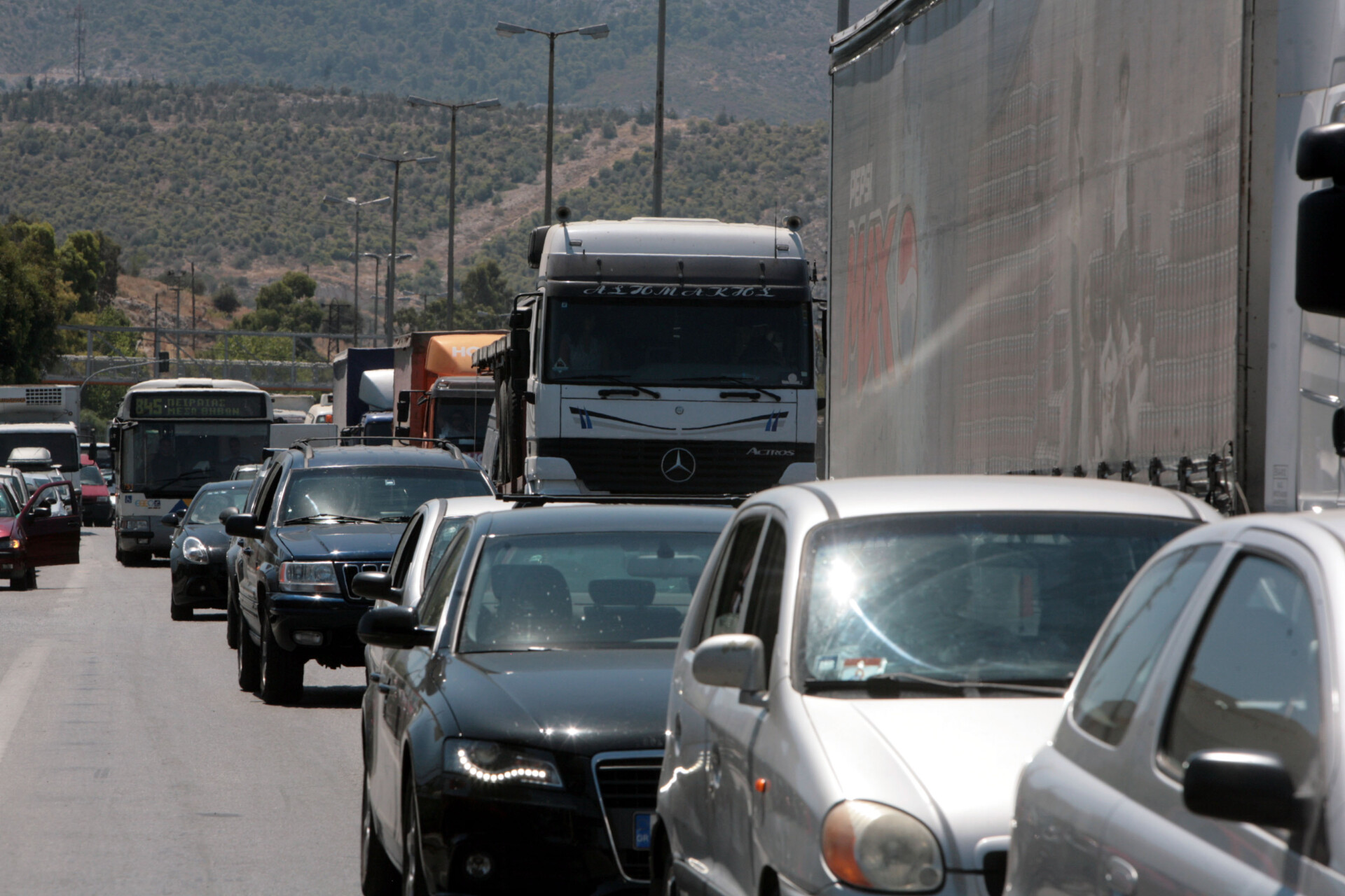 Καραμπόλα ΙΧ με δύο φορτηγά στη λεωφόρο Αθηνών
