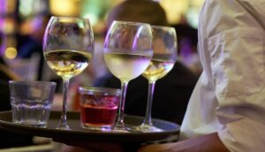 ΠΟΕΣΕ: Παράταση ζητούν οι επαγγελματίες εστίασης για τις αιτήσεις χρήσης αιγιαλού