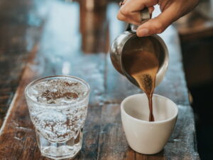 Οι Έλληνες επιμένουν στον καφέ παρά τις ανατιμήσεις