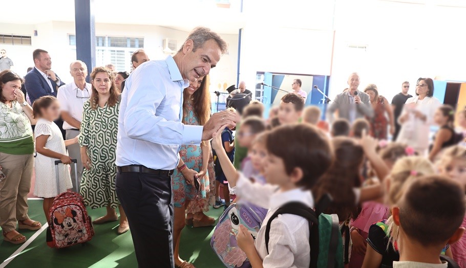 Ο Κυριάκος Μητσοτάκης σε σχολείο στη Γλυφάδα ©InTime