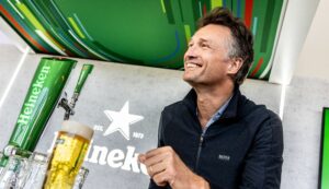 Heineken: Προχωρά σε 6.000 απολύσεις