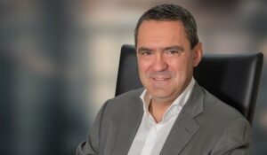 O νέος πρόεδρος των ΕΛΤΑ, το νομικό κώλυμα και πώς το ξεπερνά η ΕΑΔ