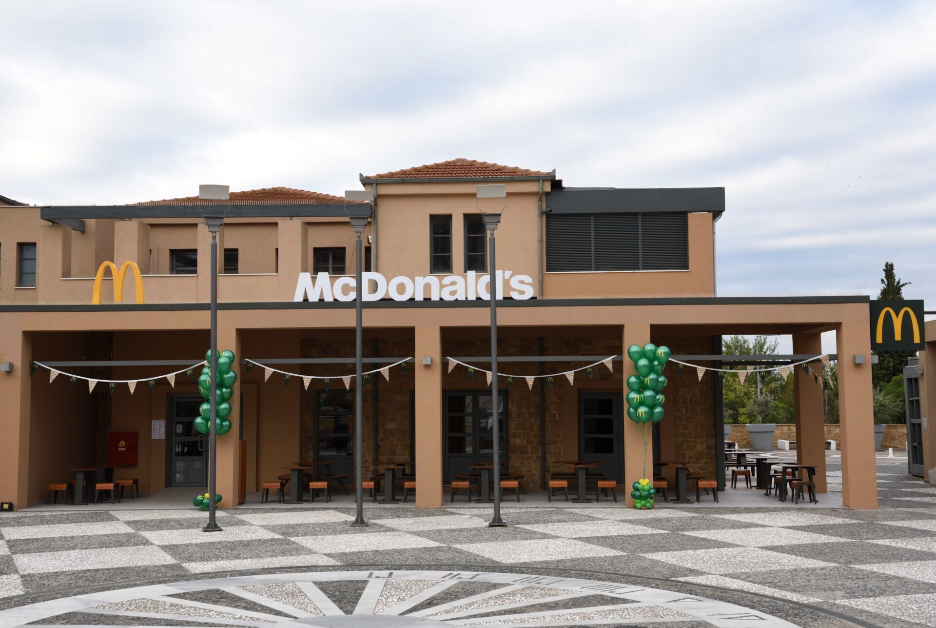 Αγκαζέ με τον τουρισμό η πορεία των McDonald’s στην Ελλάδα