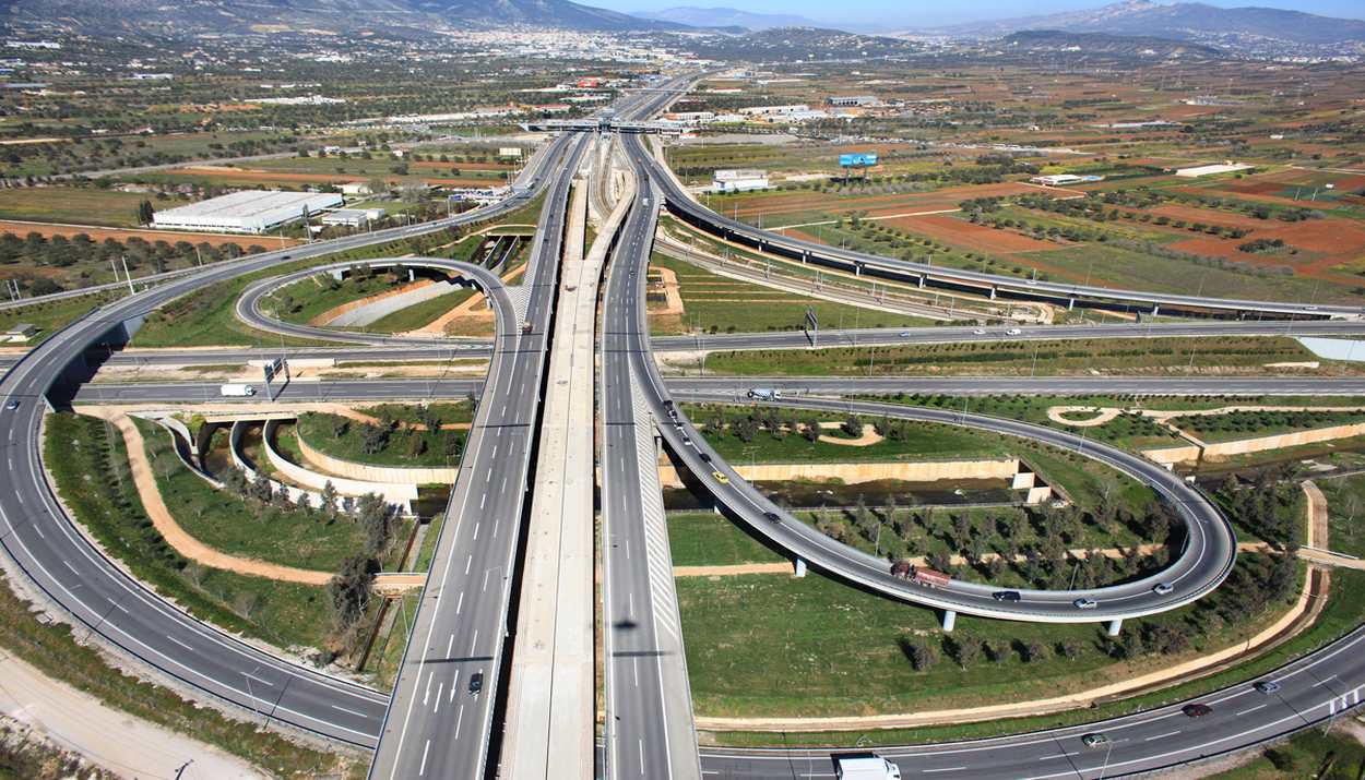 Επεισοδιακή καταδίωξη στην Αττική Οδό, ζημιές σε τρία οχήματα