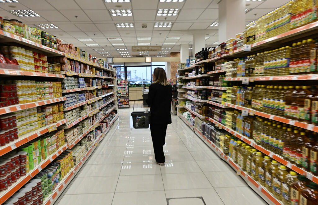 Εορταστικό ωράριο Πάσχα 2025: Τι ώρα κλείνουν τα σούπερ μάρκετ τη Μεγάλη Παρασκευή