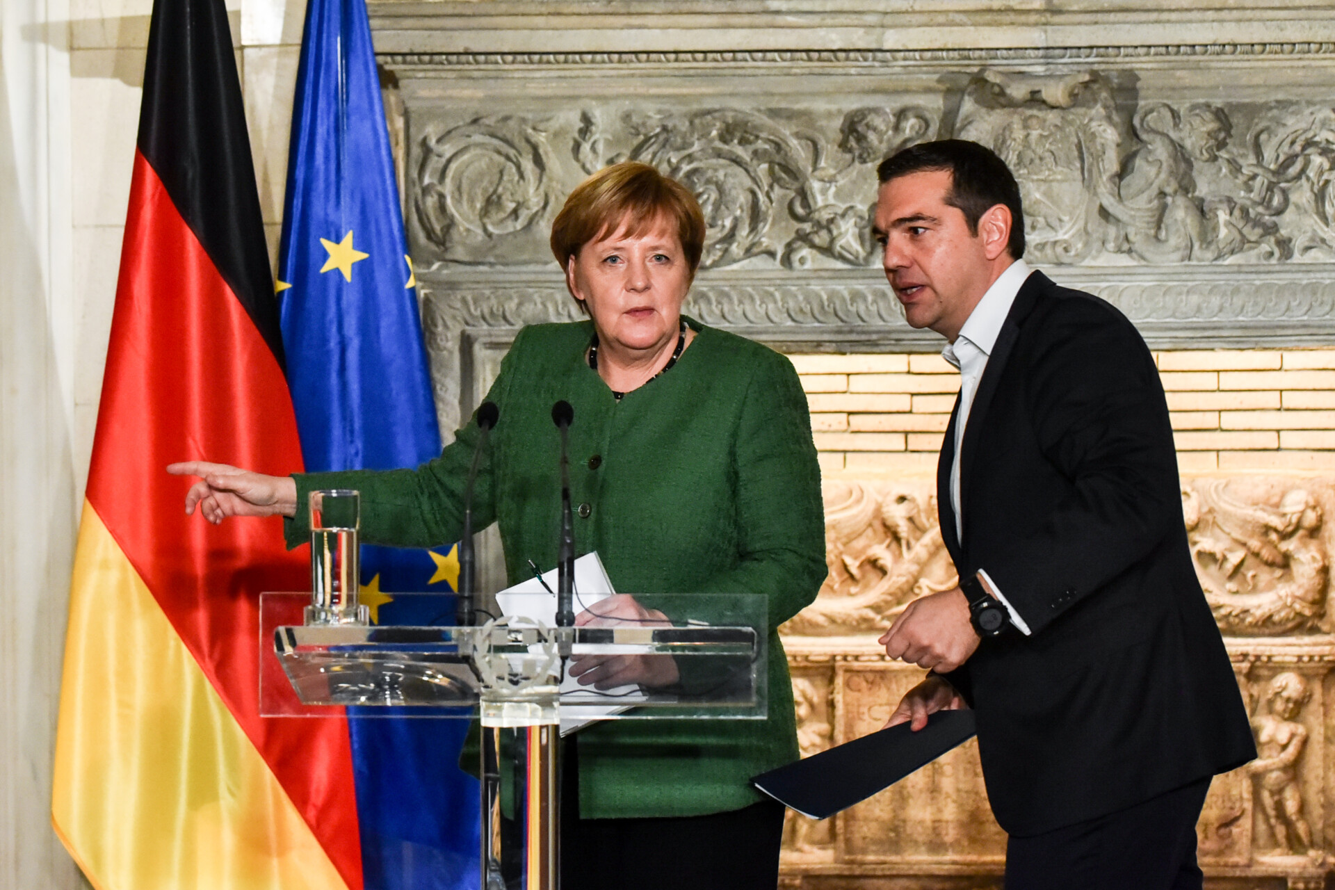 Μέρκελ: Ο Σόιμπλε ήθελε Grexit, υποστήριξα κούρεμα του χρέους