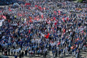 Γερμανία: Ξεσηκώνονται οι εργαζόμενοι στην αυτοκινητοβιομηχανία, συγκεντρώσεις στα εργοστάσια Mercedes