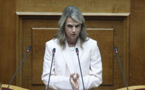 Αποστολάκη κατά κυβέρνησης: Ποιος ελέγχει τους servicers;