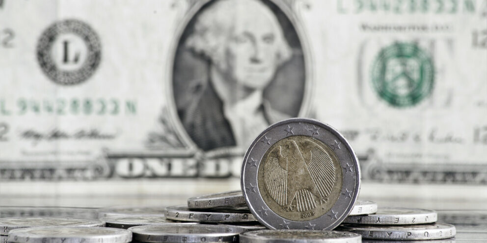 Το ευρώ κερδίζει έδαφος στις παγκόσμιες συναλλαγές, αλλά απέχει ακόμα από το δολάριο