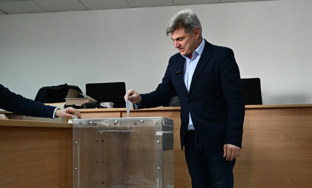 Φαραντούρης: Ο ΣΥΡΙΖΑ να ανακτήσει το κύρος του