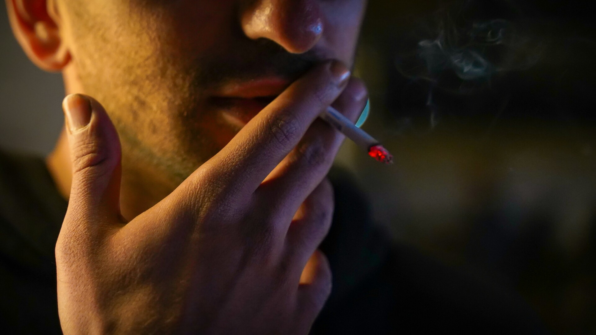 Έρευνα: Σε έξι στα 10 σπίτια στην Ελλάδα επιτρέπεται το κάπνισμα