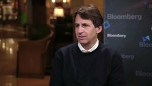 Apollo: Κοντά στην εξαγορά του 10% της Mubadala Capital του Άμπου Ντάμπι