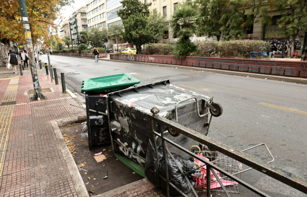 Πατησίων: Επεισόδια με κουκουλοφόρους έξω από την ΑΣΟΕΕ