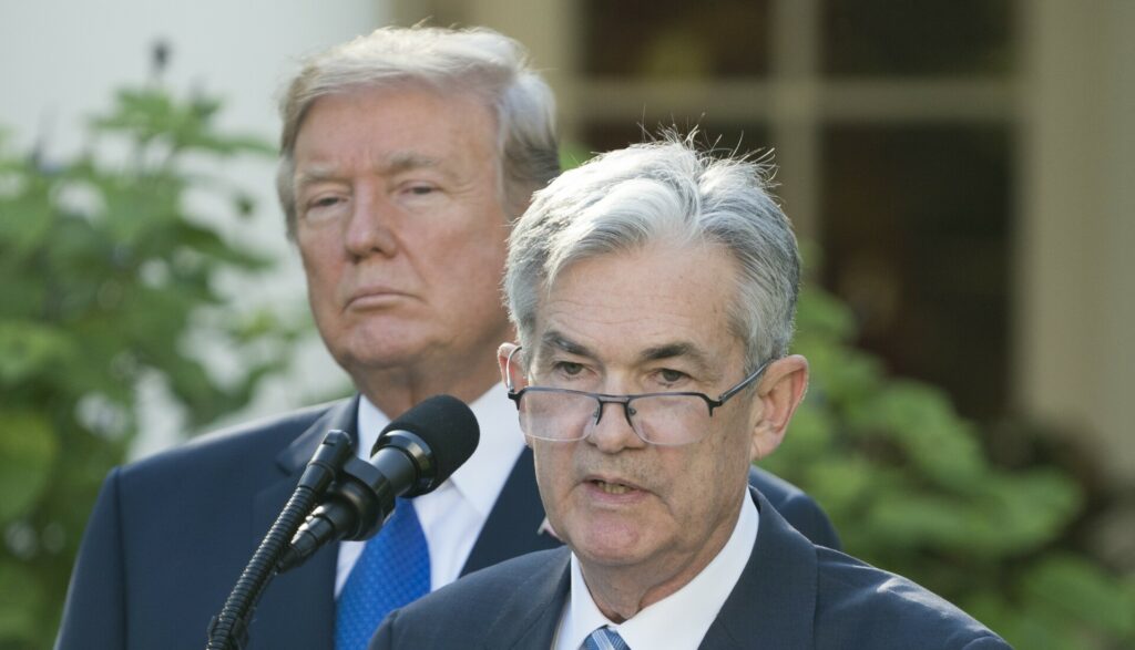 Νέα πυρά Τραμπ κατά Πάουελ της Fed για να ρίξει τα επιτόκια