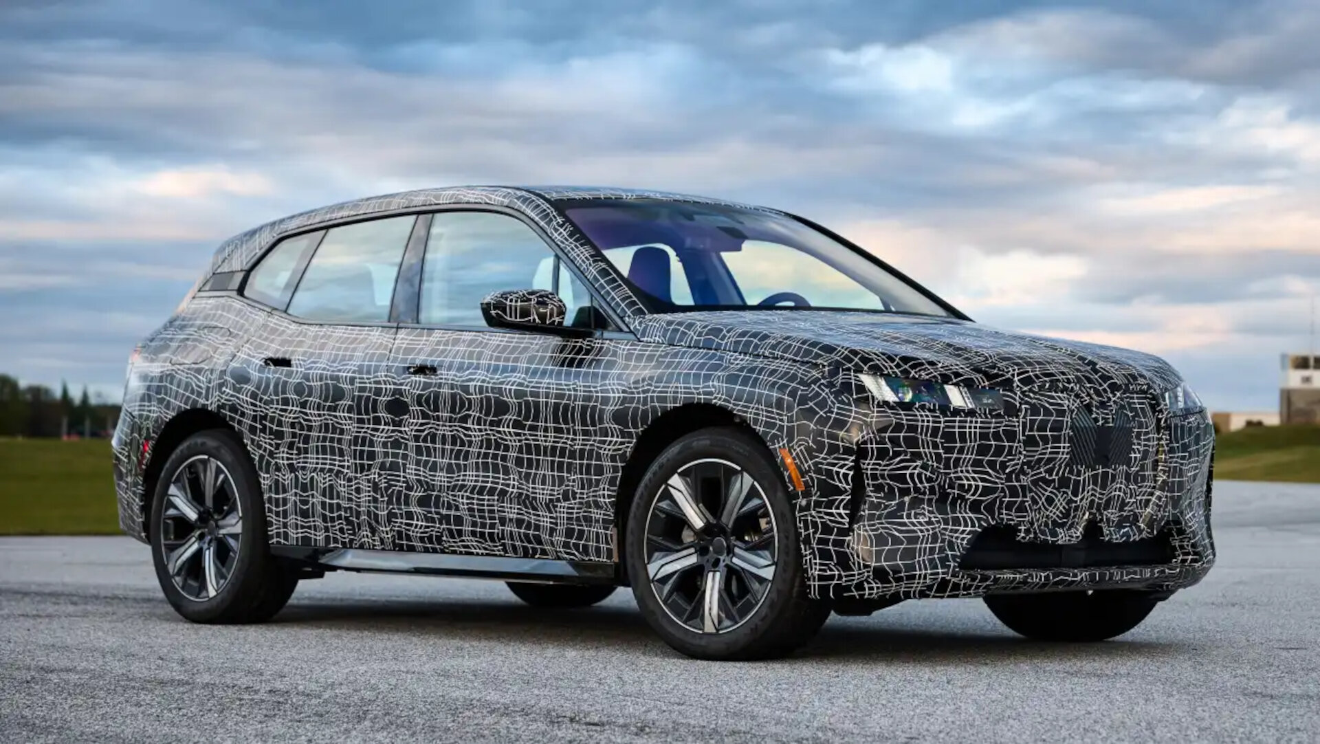 H ανανεωμένη BMW iX θα φέρει αλλαγές στα κινητήρια σύνολα