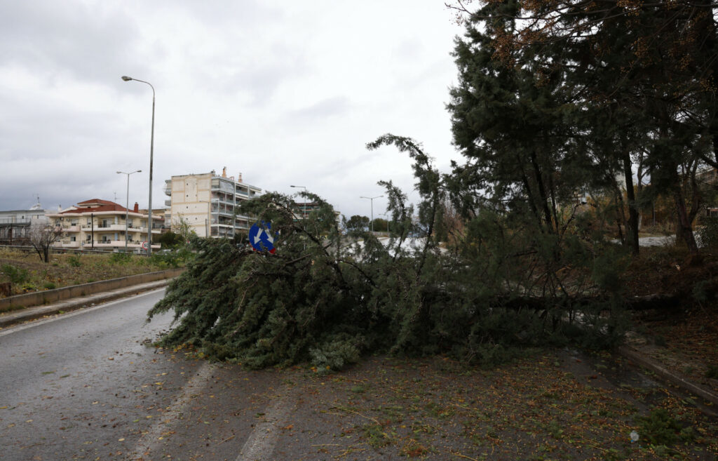 Κακοκαιρία Bora: H Πυροσβεστική έχει δεχθεί 1.758 κλήσεις