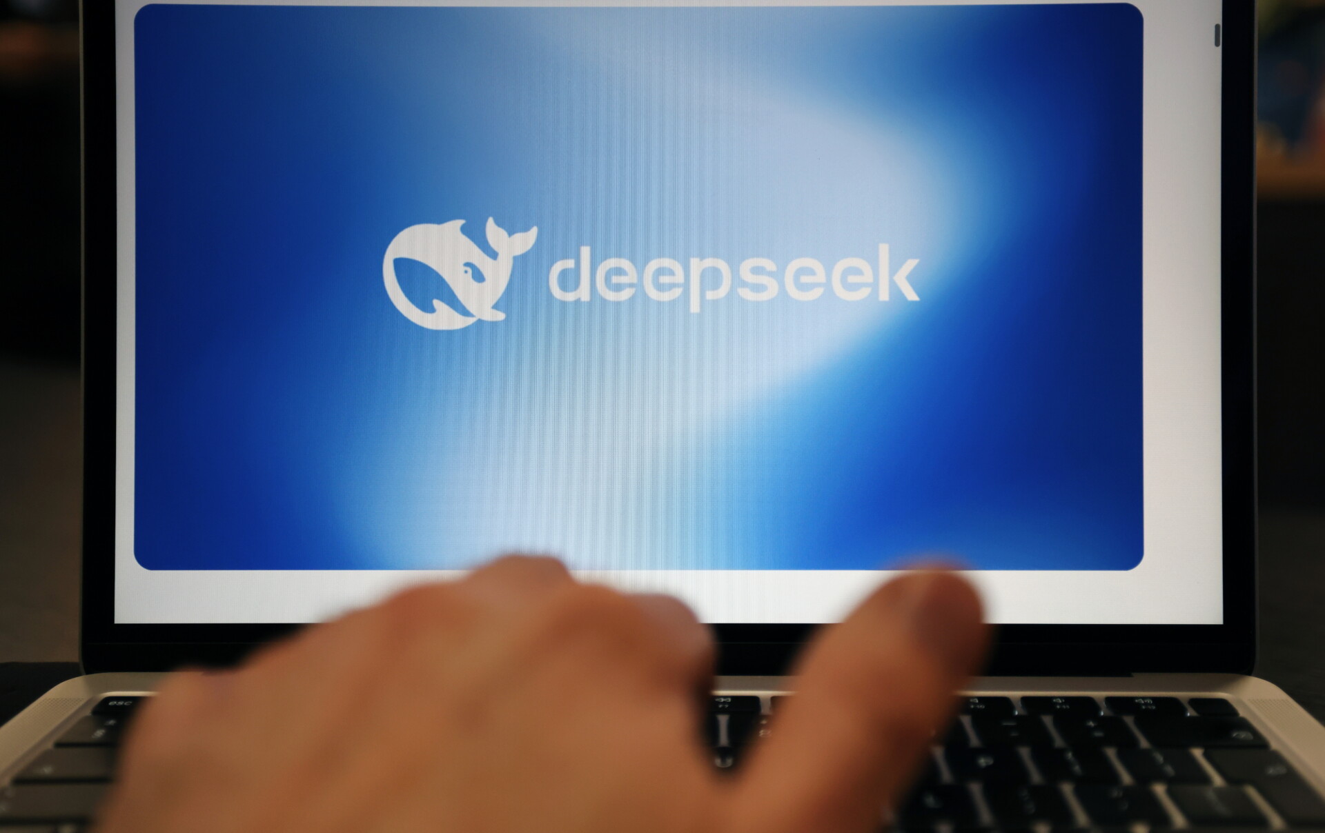 DeepSeek: Ο κινεζικός αντίπαλος της OpenAI διπλασιάζει το προσωπικό και επεκτείνεται παγκόσμια