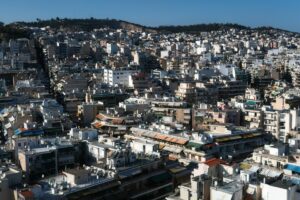 Κοινωνικό Κλιματικό Ταμείο: Πρεμιέρα με κοινωνικές κατοικίες, οι πάροχοι ενέργειας στα νέα Εξοικονομώ