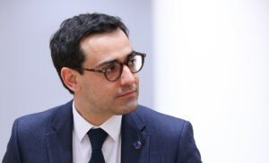 Στην Αθήνα ο Σεζουρνέ, επαφές με Μητσοτάκη & Θεοδωρικάκο