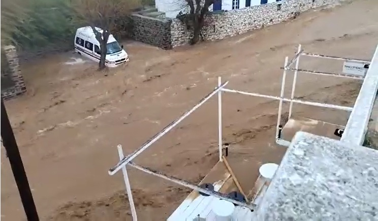 Κακοκαιρία: “Πνίγηκαν” Μύκονος και Πάρος, χείμαρροι οι δρόμοι