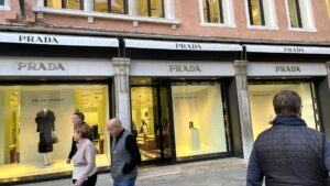 Η Prada εξαγόρασε τη Versace για 1,3 δισ. ευρώ