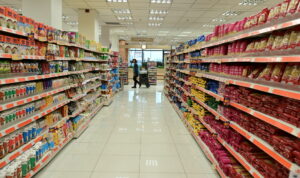 Εορταστικό ωράριο Χριστουγέννων 2025: Τι ώρα κλείνουν τα σούπερ μάρκετ την παραμονή των Χριστουγέννων