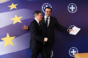 Το ταξίδι του Καραμανλή με το σφυρί (στο τραπέζι), οι ανύπαρκτες διαφορές μεταξύ ΠΑΣΟΚ και ΣΥΡΙΖΑ, η γκαντεμιά του Τσίπρα και το παραλίγο ματωμένο ραντεβού με τον Donohoe
