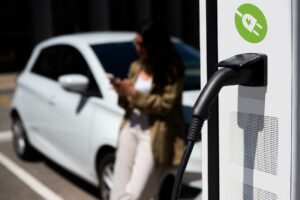 Πώς ΔΕΗ και Motor Oil τρέχουν για την ηλεκτροκίνηση στην Ελλάδα