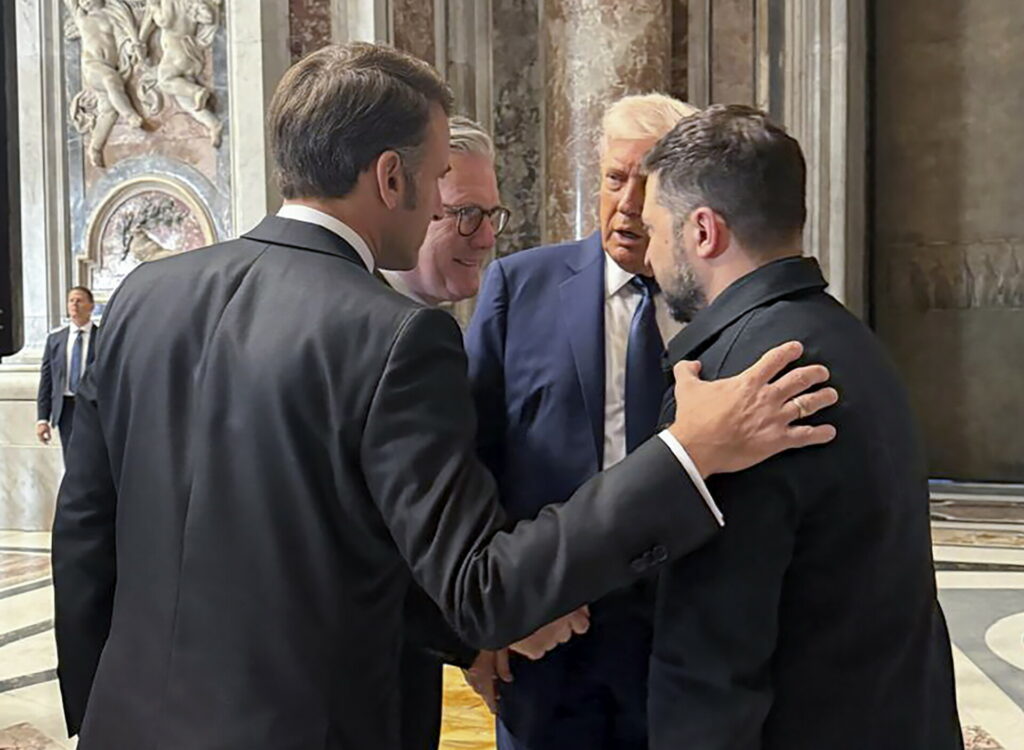 Κρίσιμες επαφές κορυφαίων ηγετών για την Ουκρανία στην κηδεία του Πάπα και επίθεση Τραμπ σε Πούτιν