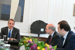 ΥΠΕΘΟ: Ανάπτυξη 2,3% και νέο υπερπλεόνασμα 3,2% του ΑΕΠ φέτος