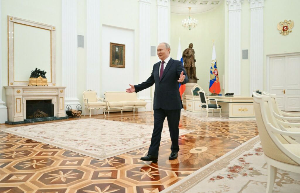 Ο Πούτιν παίζει σκληρό πόκερ, η Δύση ψάχνει χαρτιά