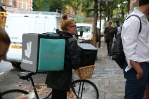 Η DoorDash εξαγοράζει την Deliveroo για 3,4 δισ. ευρώ