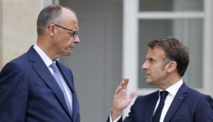 Politico: Μακρόν και Μέρτς λάβροι για τη στάση της ΕΕ στις συνομιλίες με τον Πούτιν