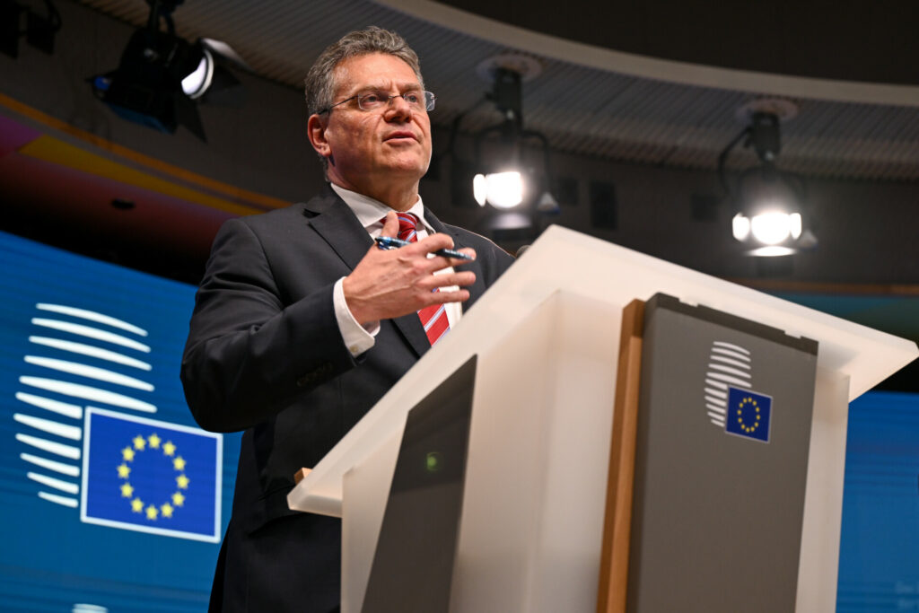 Σέφκοβιτς: Η ΕΕ εξετάζει αύξηση αγορών από τις ΗΠΑ κατά 50 δισ.