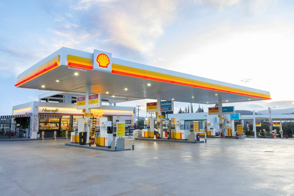 Πώς τα πρατήρια της Shell αυξάνουν τα έσοδα χωρίς να “ποντάρουν” στα καύσιμα