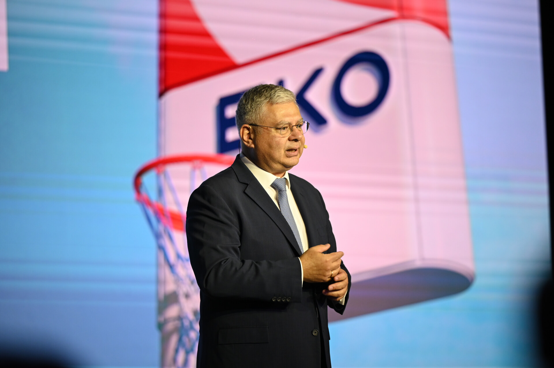 Ο Διευθύνων Σύμβουλος της HELLENiQ ENERGY κ. Ανδρέας Σιάμισιης, απευθύνει χαιρετισμό στην εκδήλωση © HELLENiQ ENERGY