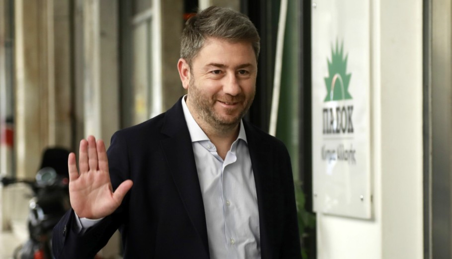 Οι τάσεις ανάκαμψης στις δημοσκοπήσεις που δίνουν θάρρος στο ΠΑΣΟΚ, η απελπισία στην Κουμουνδούρου που φλερτάρει με τα ποσοστά του πάλαι ποτέ Συνασπισμού και το βέτο της Ζωής στις μεταγραφές