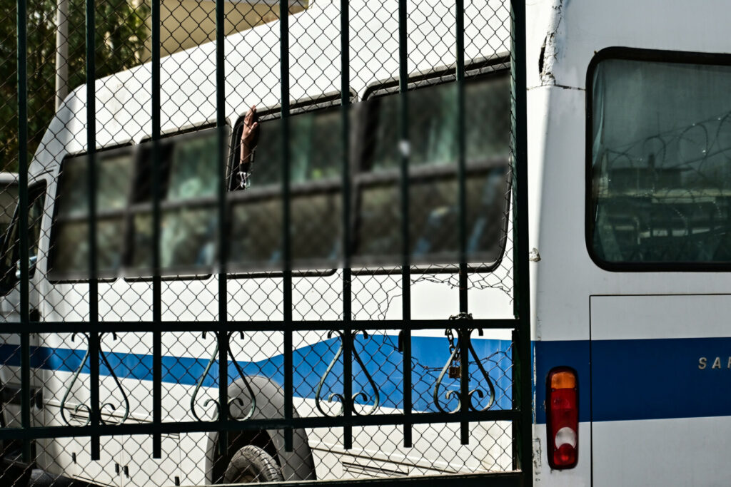 Επίθεση στη Νομική: Στον εισαγγελέα οι έξι συλληφθέντες