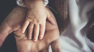 Επίδομα παιδιού Α21: Τι πρέπει να κάνουν οι γονείς για την προπληρωμένη κάρτα