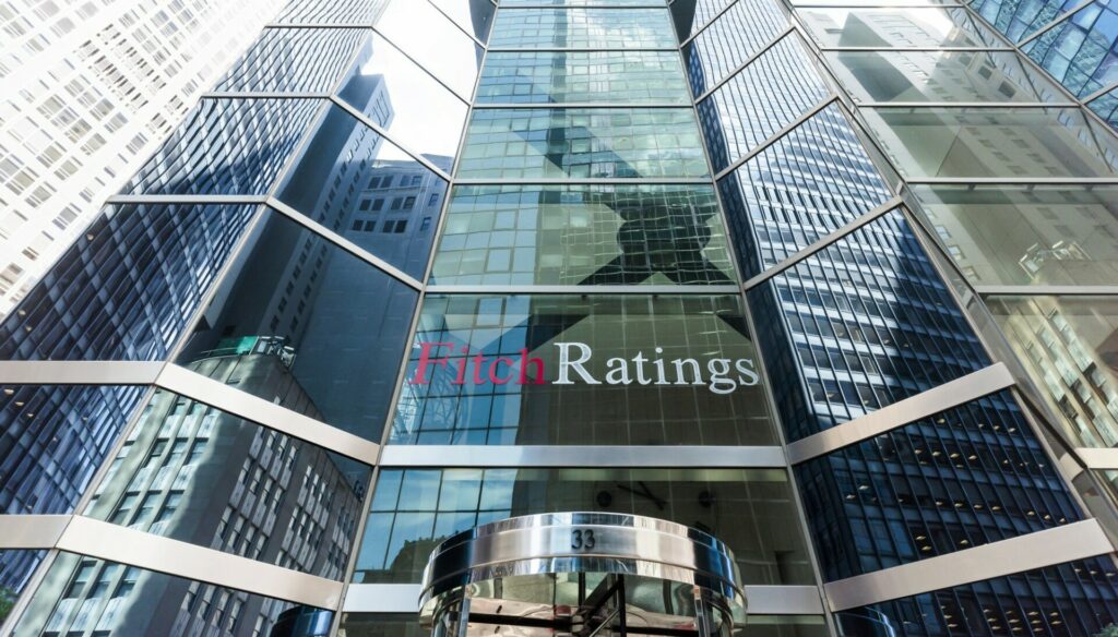 Fitch: Αναβάθμισε σε θετικό το outlook της ελληνικής οικονομίας
