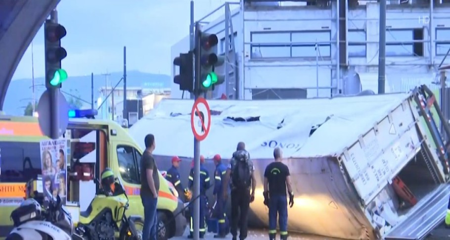 Φορτηγό έπεσε από τη γέφυρα στην Πέτρου Ράλλη