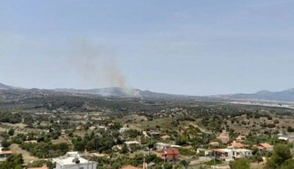 Μεγάλη φωτιά στο Μαρκόπουλο: Πάνω από 80 πυροσβέστες & ελικόπτερα