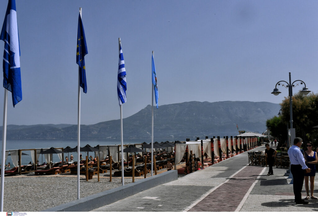 Γαλάζια σημαία 2025: Η λίστα με τις καθαρές ακτές της Αττικής
